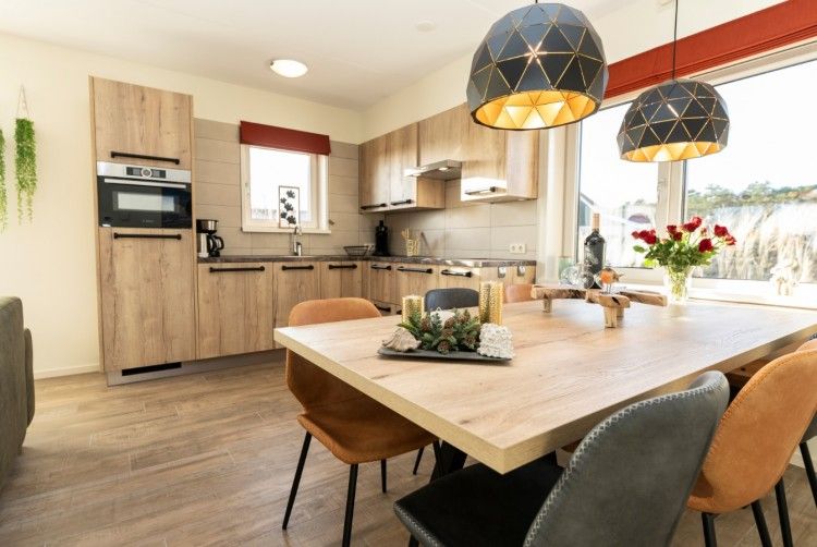 Moderne keuken en eetruimte in Duinrand Vakantievilla's Type 2, De Koog, Texel, met stijlvolle verlichting.