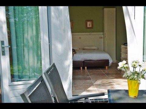 Gezellige slaapkamer met terras bij B&B Nederlof in De Cocksdorp, Texel. Ontspan in de natuurlijke omgeving van de Waddeneilanden.