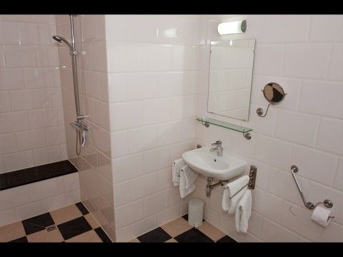 Moderne badkamer in B&B Nederlof, De Cocksdorp, Texel. Comfortabel en stijlvol verblijf op de prachtige Waddeneilanden.