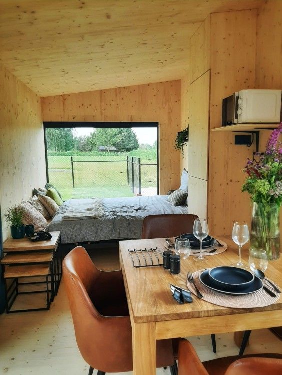 Gezellige binnenruimte van Black Pearl vakantiehuis in Moerzeke, Oost-Vlaanderen, met eet- en slaapgedeelte.