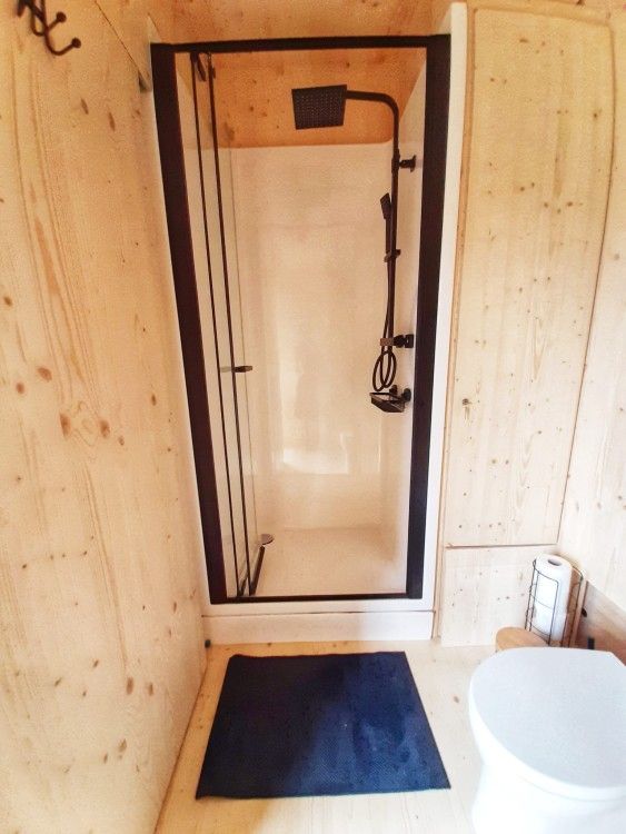 Stijlvolle badkamer in Black Pearl vakantiehuis, Moerzeke, Oost-Vlaanderen, met moderne douche.