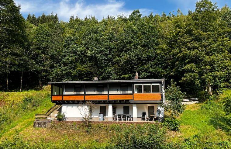 Vakantiehuisje in Schmallenberg-Oberkirchen biedt een prachtig uitzicht op de bossen, ideaal voor natuurliefhebbers in Sauerland, Duitsland.