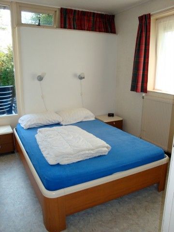 Ruime tweepersoonsslaapkamer in de Olm vakantiehuis, Midsland Noord, Terschelling.