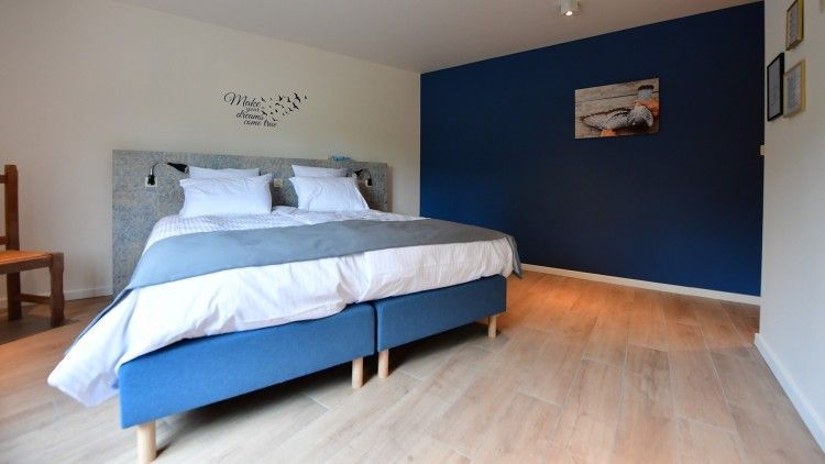 Comfortabele slaapkamer in De Duivenmelkerij vakantiehuis, Meerhout, Antwerpen met tweepersoonsbed.