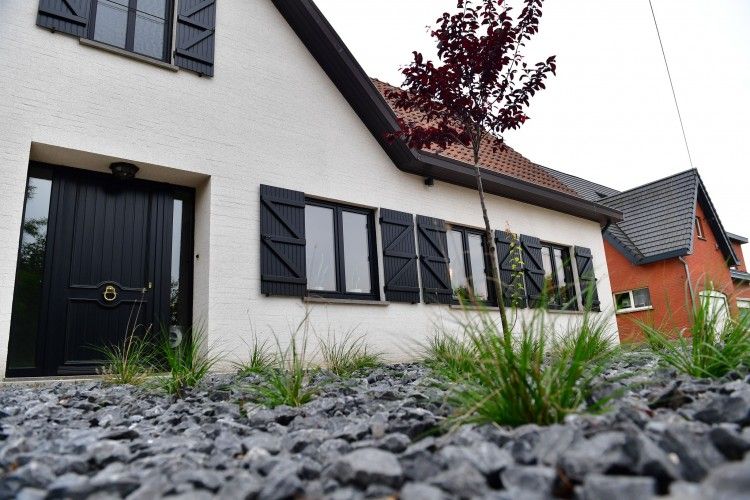 Vooraanzicht van De Duivenmelkerij vakantiehuis in Meerhout, Antwerpen met moderne tuin.