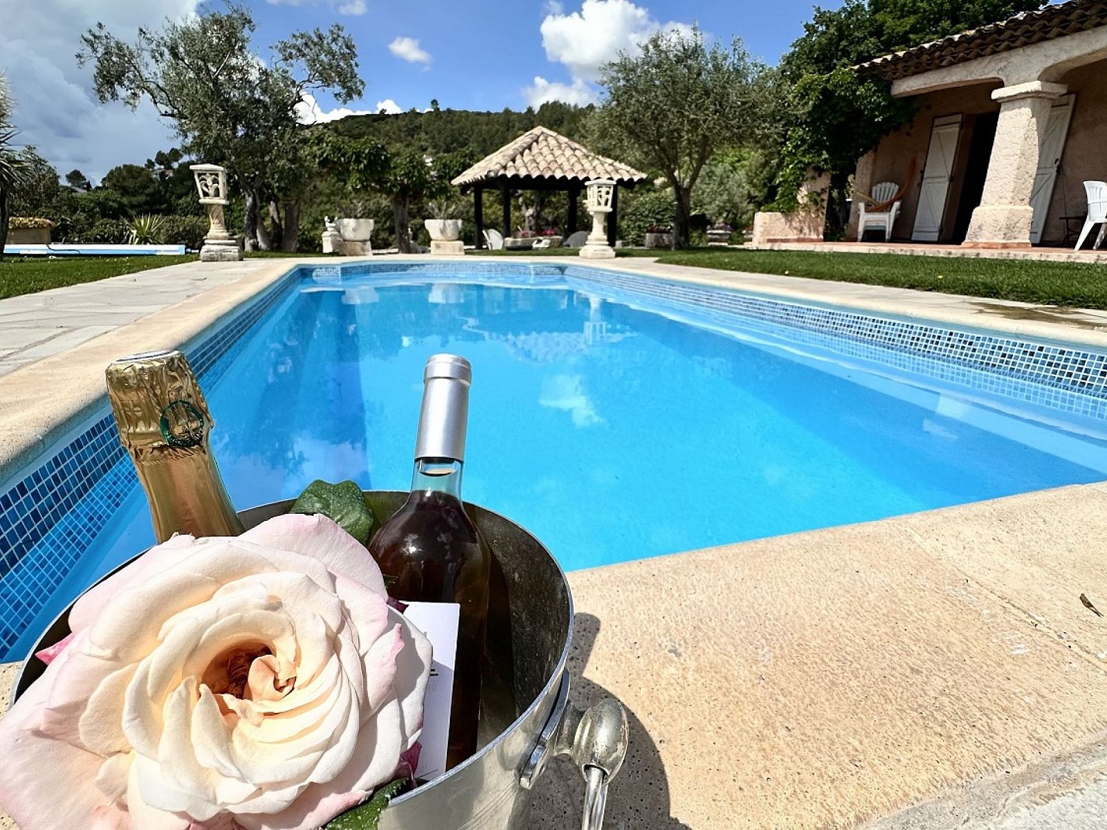 Ontspan in het vakantiehuis Chez Brunette, gelegen in Cabasse, Provence, met een schitterend zwembad en natuurlijke omgeving.