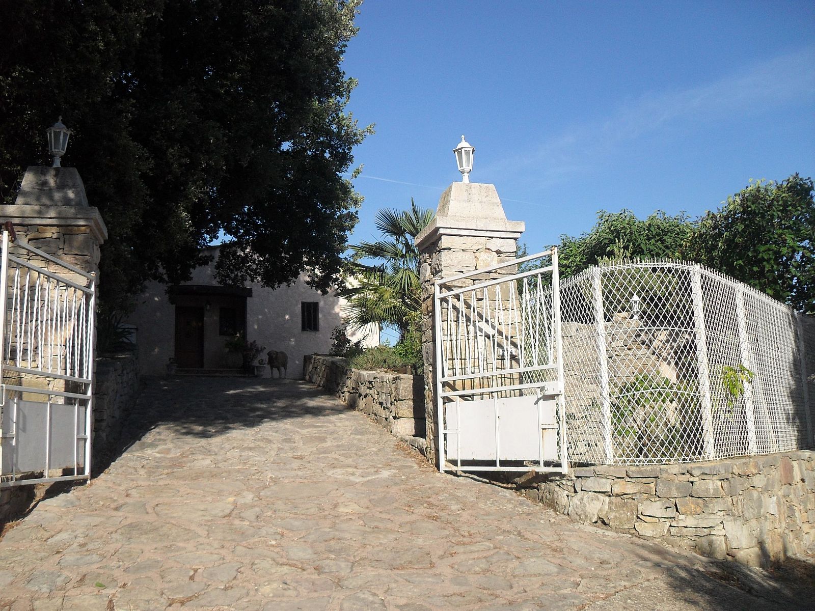 Rustiek vakantiehuis Chez Brunette in Cabasse, Cote d'Azur, met uitnodigende stenen oprijlaan.