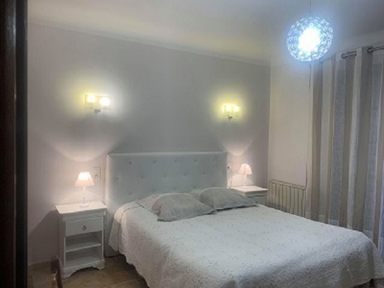 Knusse slaapkamer in Chez Brunette, vakantieverblijf Cabasse, Provence, met elegant bed en warme verlichting.