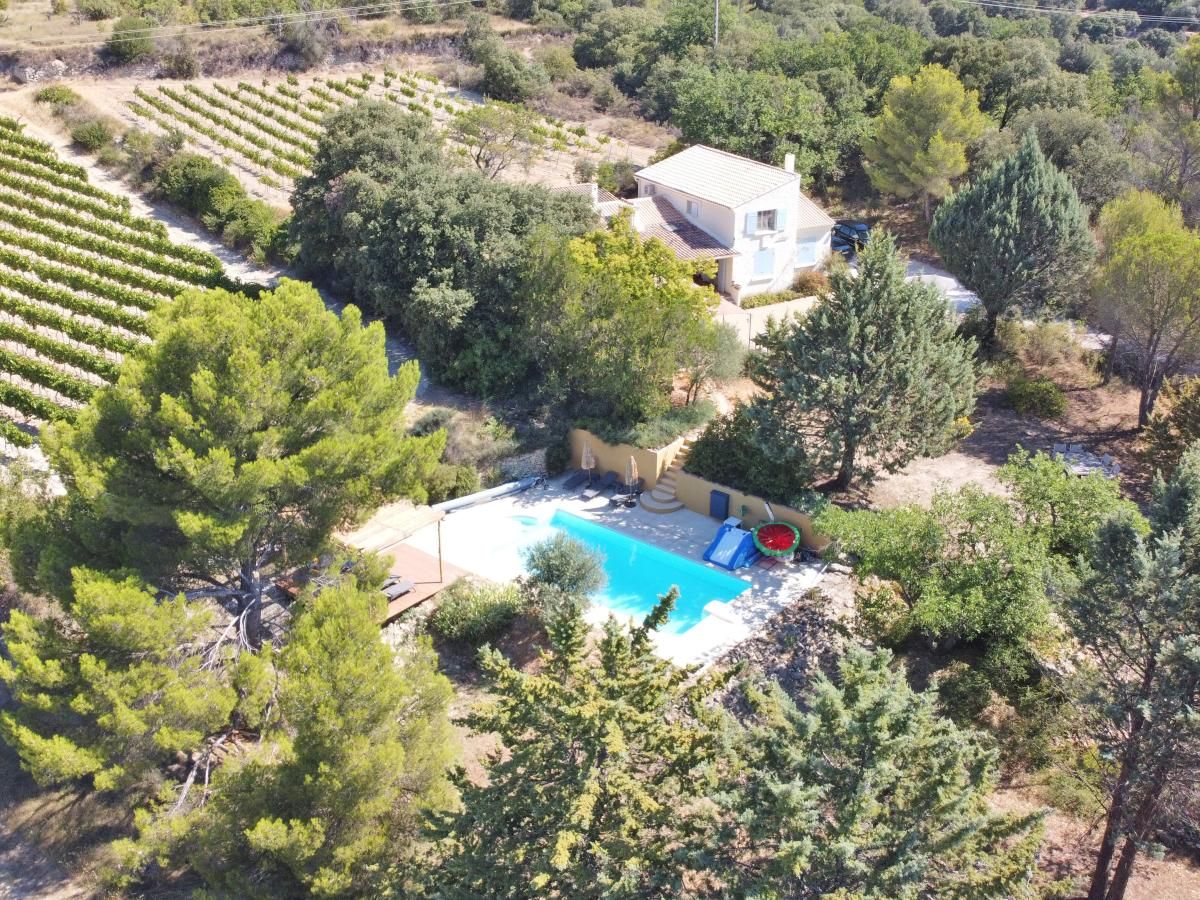 Geniet van Villa Cantirane, een vakantiehuis in Saint-Pierre-de-Vassols, Provence, met een serene tuin en een verfrissend zwembad.