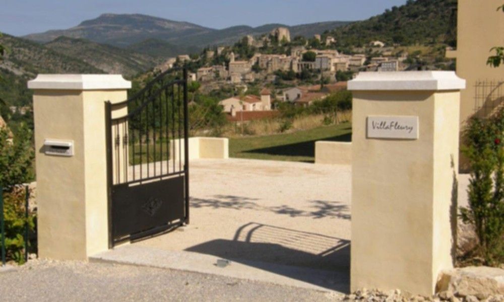 Charmante entree van VillaFleury Appartement in Montbrun-les-Bains, Rhone-Alphes, met een adembenemend uitzicht op de Franse omgeving.