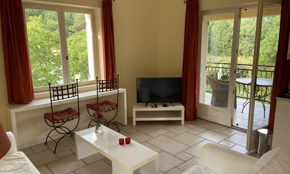 VillaFleury Appartement in Montbrun-les-Bains, Rhone-Alpes, biedt een lichte woonkamer met toegang tot een charmant terras.