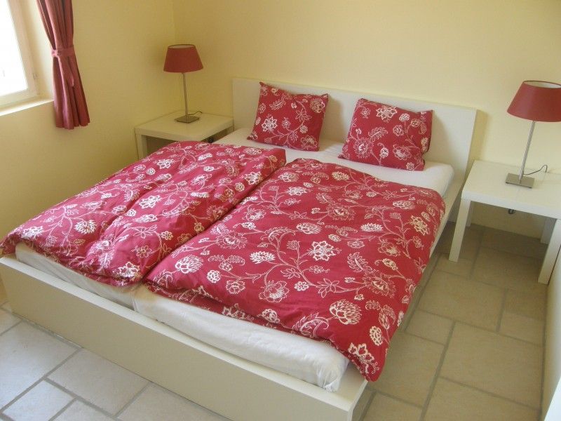 Slaapkamer van VillaFleury Appartement, Montbrun-les-Bains, Rhone-Alphes, Frankrijk met elegante inrichting.