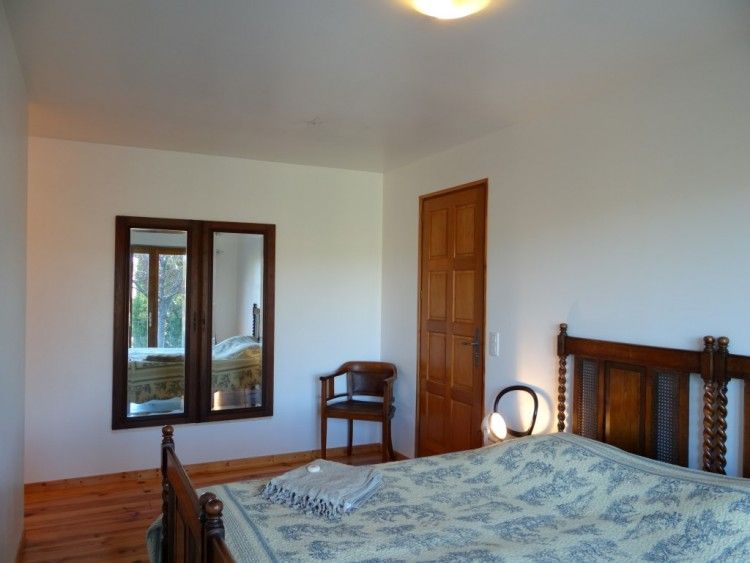 Charmante slaapkamer van Bouysonnet vakantiehuis in Salignac, Aquitaine, Frankrijk, met houten accenten.