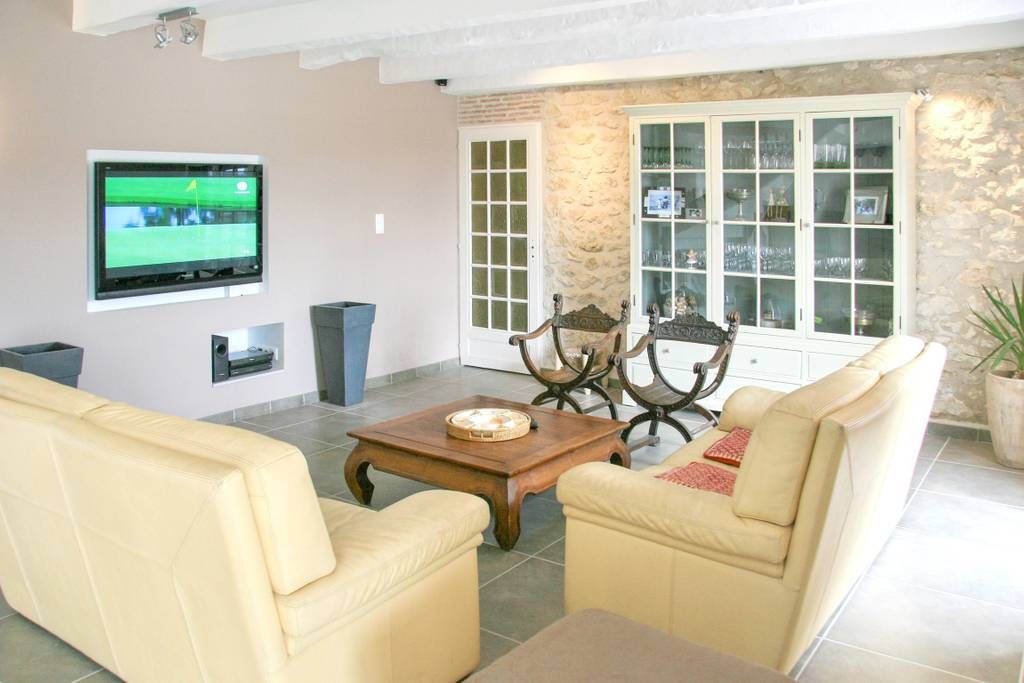 Stijlvolle leefruimte in vakantiehuis Saphir, Aquitaine, Saint-Sylvestre-sur-Lot, met comfortabele inrichting en moderne uitstraling.