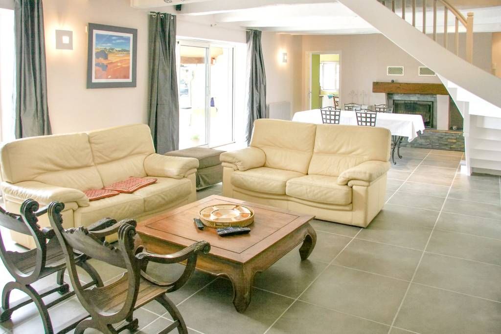 Eetkamer van Saphir vakantiehuis in Saint-Sylvestre-sur-Lot, Aquitaine, met een uitnodigende open haard en stijlvol gedekte tafel.