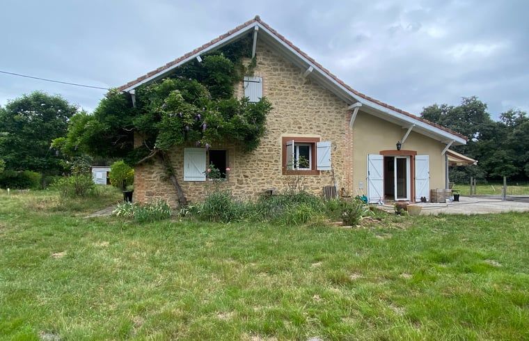Rustiek vakantiehuis in Morcenx, Aquitaine, Frankrijk omringd door natuur en een groene omgeving.