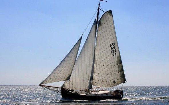 Zeilboot Brakzand op de Friese meren bij Gaastmeer, perfect voor een avontuurlijke vakantie op het water.