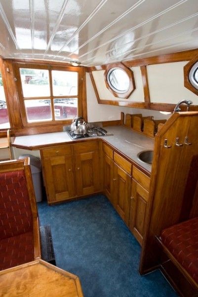 Volledig uitgeruste keuken aan boord van de Brakzand, vakantieboot gelegen in de Friese meren, Gaastmeer.