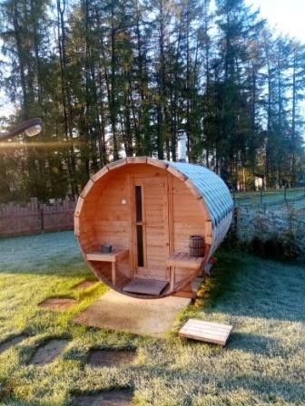 Ontspan in de sauna bij Le Wagon, een vakantiehuis in Graide, Ardennen, Belgie, omringd door serene natuur en rustgevende bossen.