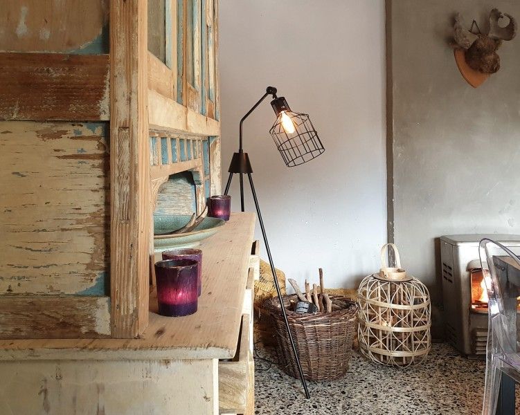 Cozy corner in vacation home Au Foyer, Durbuy, with vintage closet and decorative elements.