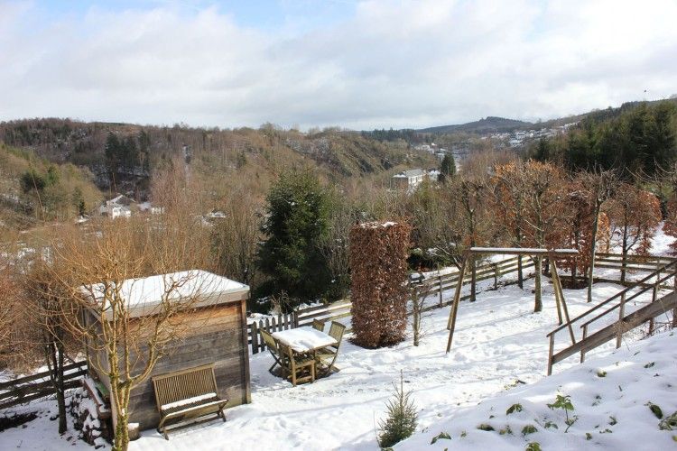 Sneeuwlandschap rondom Dogo In Paradise vakantiehuis, Houffalize, Ardennen, met prachtig uitzicht op de vallei.
