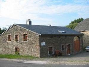 Het Huis Hiernaast, vakantiehuis in Houffalize, Ardennen, met rustieke stenen gevel.