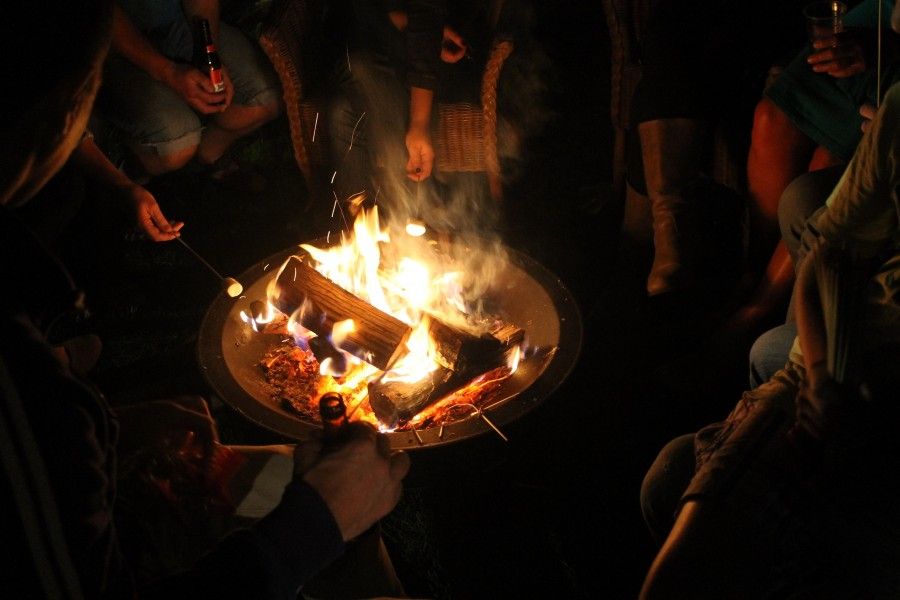 Buiten genieten bij het kampvuur bij Het Huis Hiernaast, vakantiehuis in Houffalize, Ardennen.