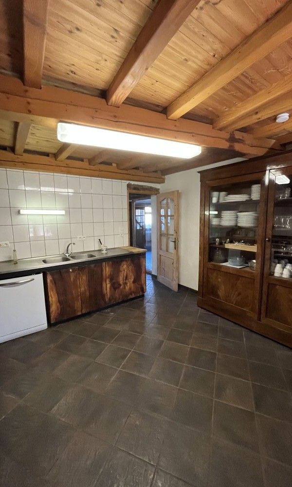 Ruime keuken van Het Huis Hiernaast, vakantiehuis in Houffalize, met houten details.