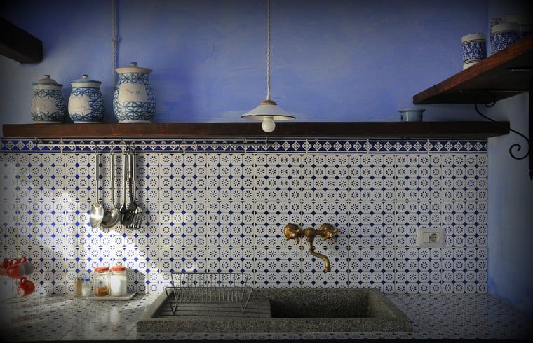 Gezellige keuken in Vakantiehuisje in Santa Fiora, Toscane, met vintage tegels en een warme sfeer voor een unieke vakantiebeleving.