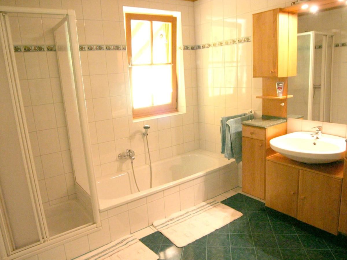 Moderne badkamer in Fintinn vakantiehuis, Huttschlag, Salzburg met elegant sanitair en natuurlijk licht.