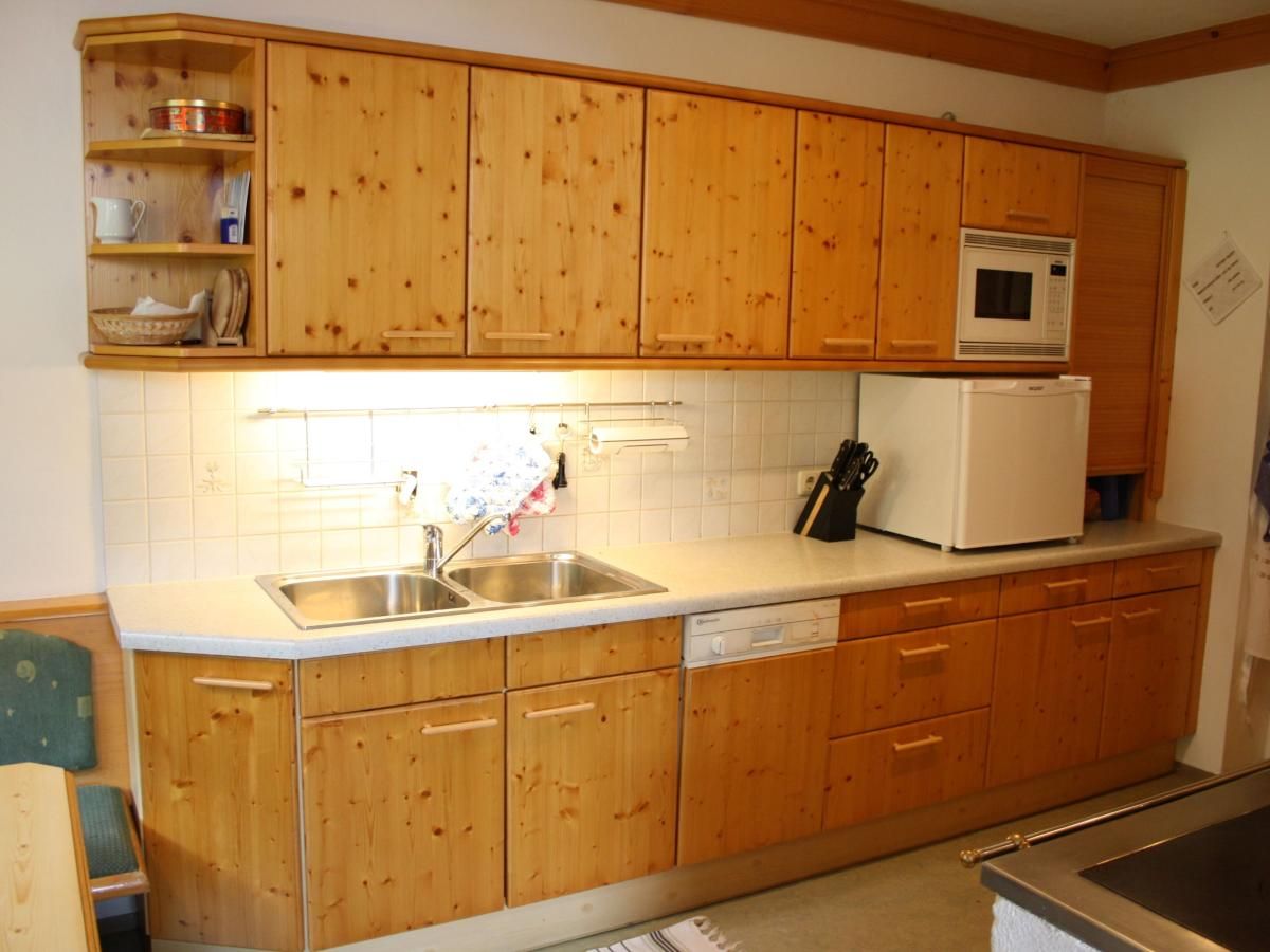 Houten keuken in Fintinn vakantiehuis, Huttschlag, Salzburg, voorzien van moderne gemakken en sfeervol design.