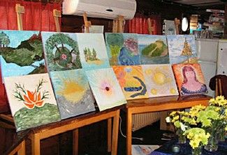 Kunstwerken tentoongesteld in de binnenruimte van de Intersail boot, creatieve sfeer in Amsterdam.