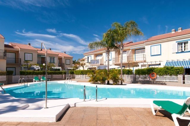 Villa Marina Port 1 in Pasito Blanco biedt een serene vakantie-ervaring met een uitnodigend zwembad op de Canarische Eilanden.