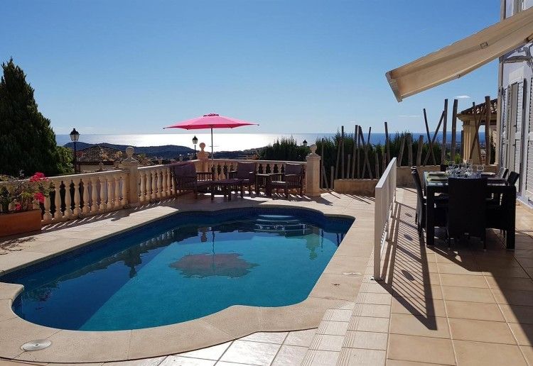 Ervaar luxe bij het zwembad van de ruime modern ingerichte villa in Finestrat, Costa Blanca, Spanje.