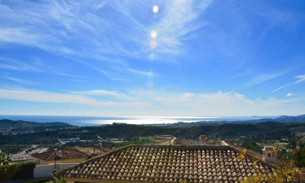 Panoramisch uitzicht over de kustlijn vanuit de ruime modern ingerichte villa in Finestrat, Costa Blanca, vakantiehuis in natuurlijke omgeving.