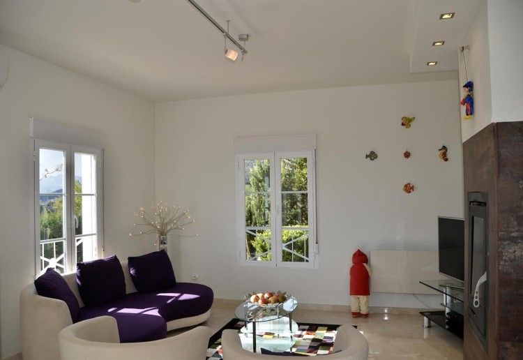 Stijlvolle woonkamer in de ruime modern ingerichte villa in Finestrat, Costa Blanca, Spanje, met veel natuurlijk licht.