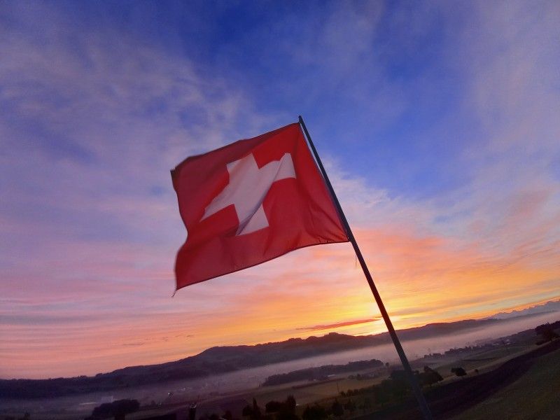 Ervaar de serene ochtendhemel bij Hauschen, een sfeervol verblijf in het hart van Centraal Zwitserland.