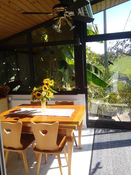 Geniet van de speeltuin en bloeiende tuin bij Hauschen vakantieaccommodatie in het serene Winikon, Centraal Zwitserland.