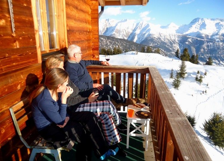 Ervaar de serene omgeving van Chalet Ripzone in Belalp, Wallis, met een adembenemend uitzicht op de besneeuwde bergtoppen.