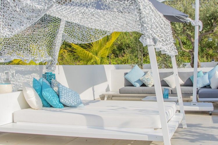 Casa A&K's terras in Santa Eularia, Ibiza, biedt een idyllische setting voor ontspanning in dit prachtige vakantiehuis.