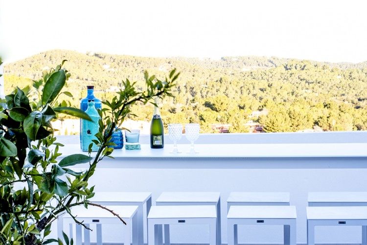 Het terras van vakantiehuis Casa A&K in Santa Eularia, Ibiza, biedt een serene blik op de groene heuvels.