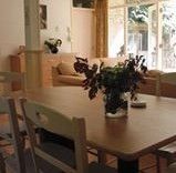 Gezellige binnenruimte van De Vlier vakantiehuis in Appelscha, Friesland met eethoek en lichte woonkamer.