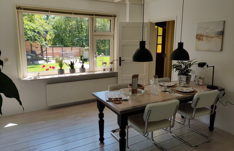 Eetkamer in Vakantiehuisje in Ruigahuizen met uitzicht op de tuin in de Friese bossen, Friesland.
