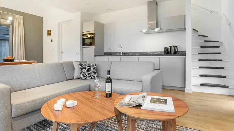 Open keuken en woonkamer in 6-persoons woning 6C, vakantiehuis in Witmarsum, Friesland.