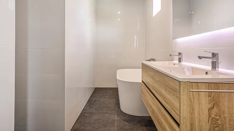 Luxueuze badkamer met bad in 6-persoons woning 6C, vakantiehuis in Friesland.