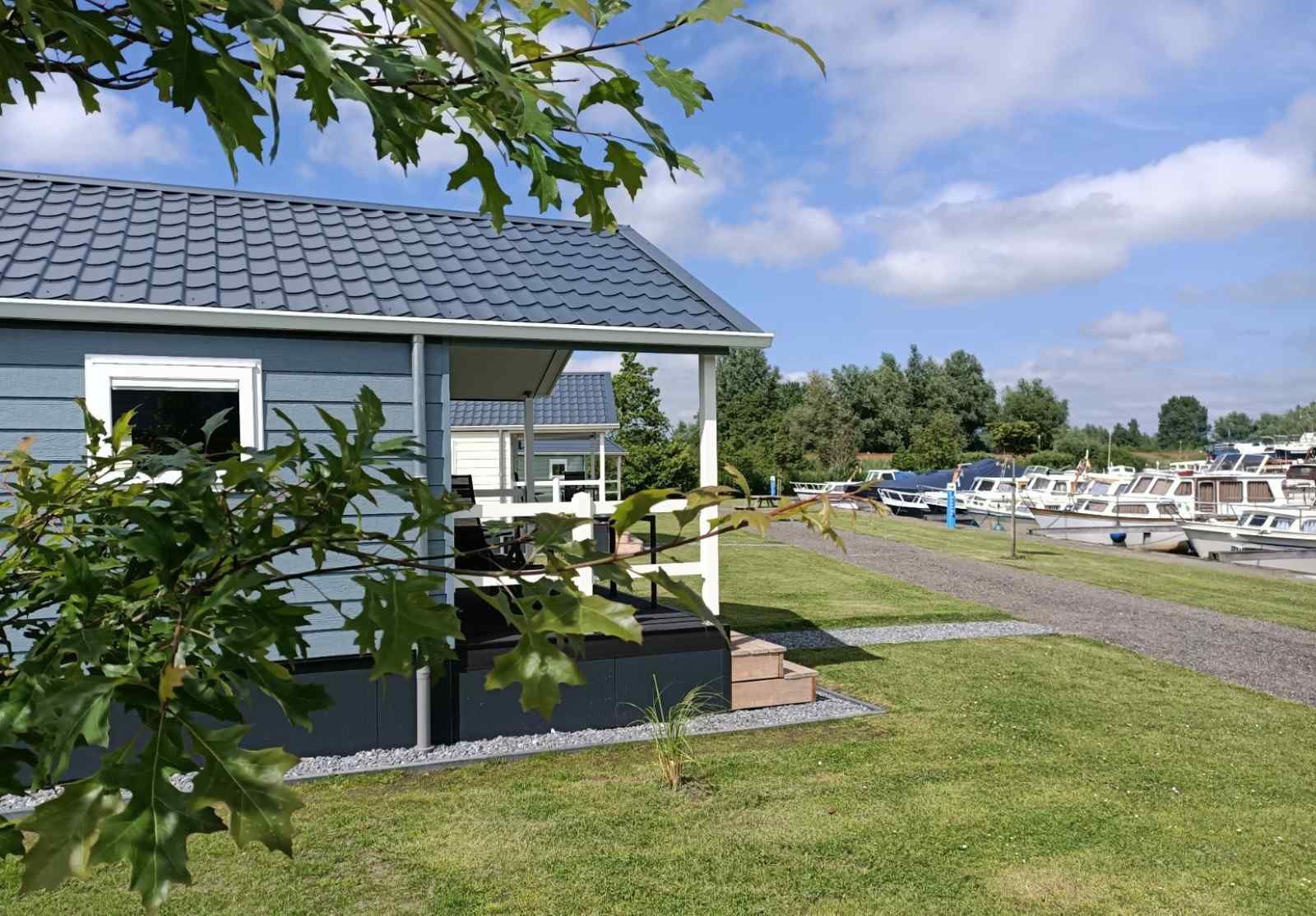Veranda van vakantiehuis FR094 met uitzicht op De Westereen, Friesland