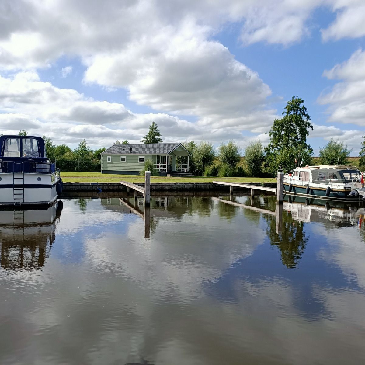Groene omgeving van vakantiehuis FR094 met jachthaven in Friesland
