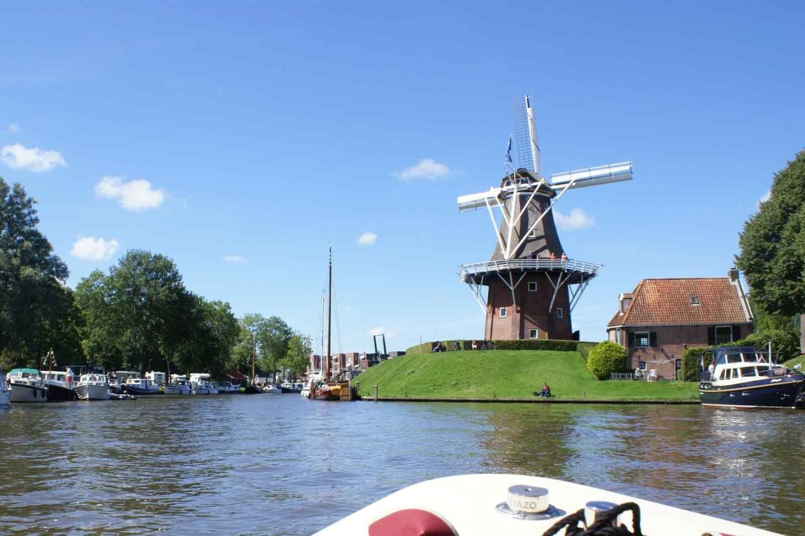 Rustige picknickplek aan het water in Friesland, nabij FR094
