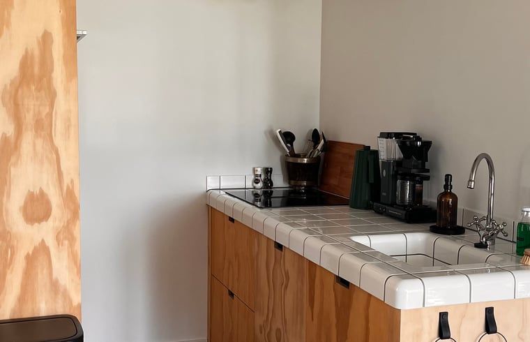 Compacte keuken in Vakantiehuisje in Lioessens, ideaal voor koken op het Friese platteland, Friesland.