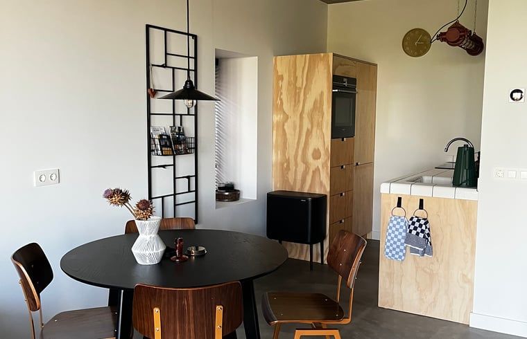 Eethoek in Vakantiehuisje in Lioessens met moderne inrichting, gelegen op het Friese platteland, Friesland.